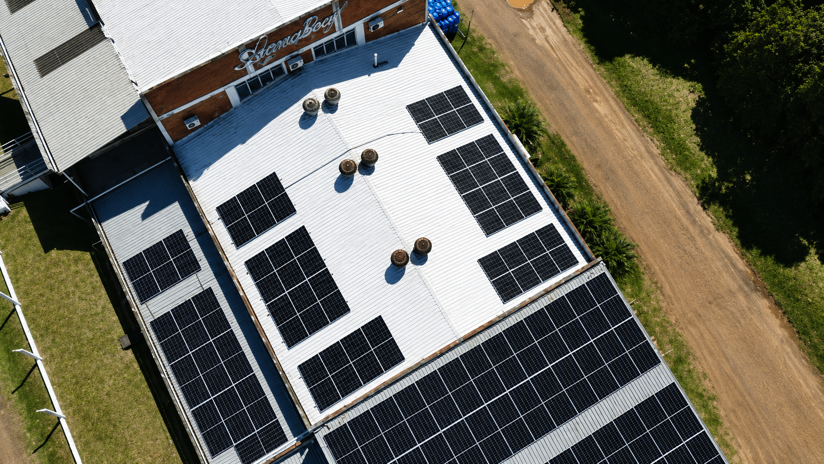 Instalação industrial de energia solar realizada pela TIOSUN